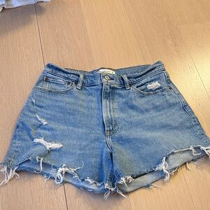 Abercrombie Curve Love High Rise Mom Short (4”) Medium wash